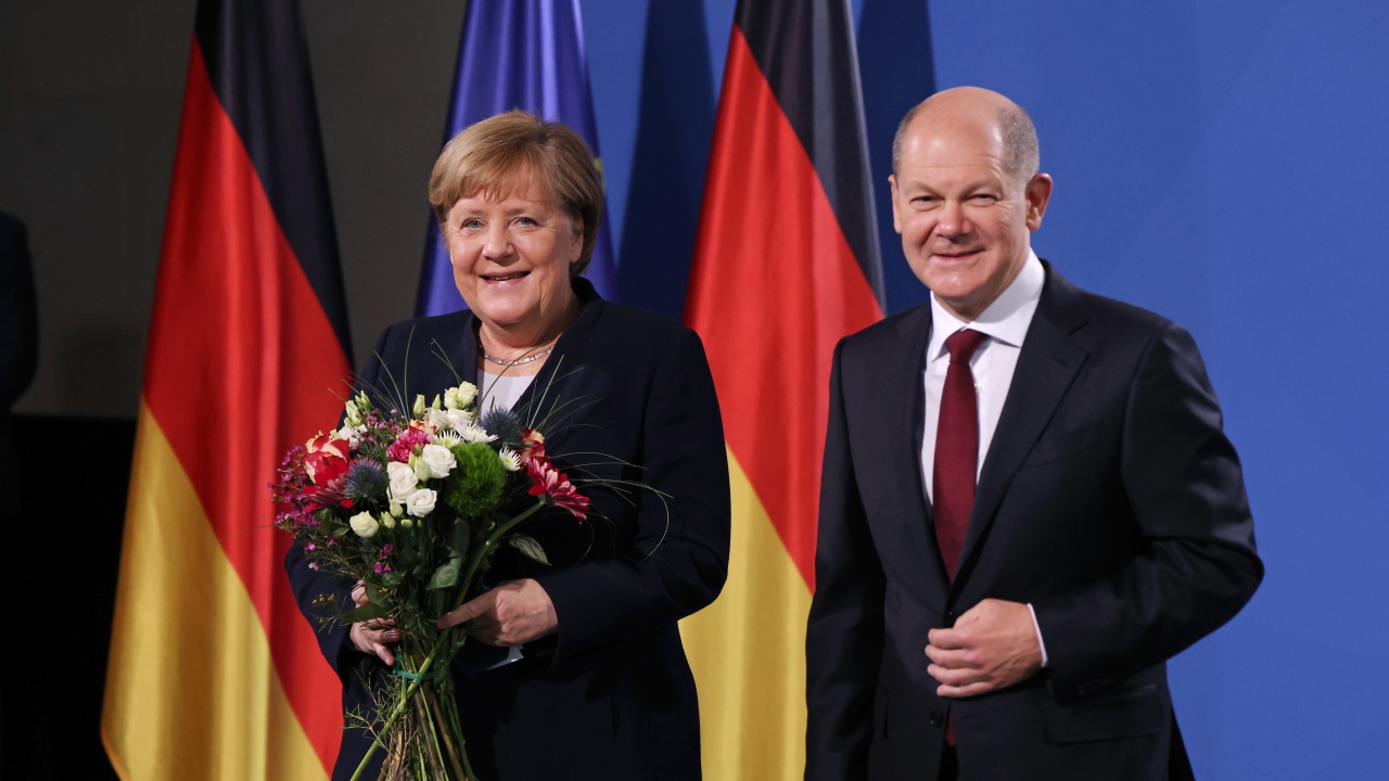 Ангела Меркел официално предаде канцлерския пост на Олаф Шолц
