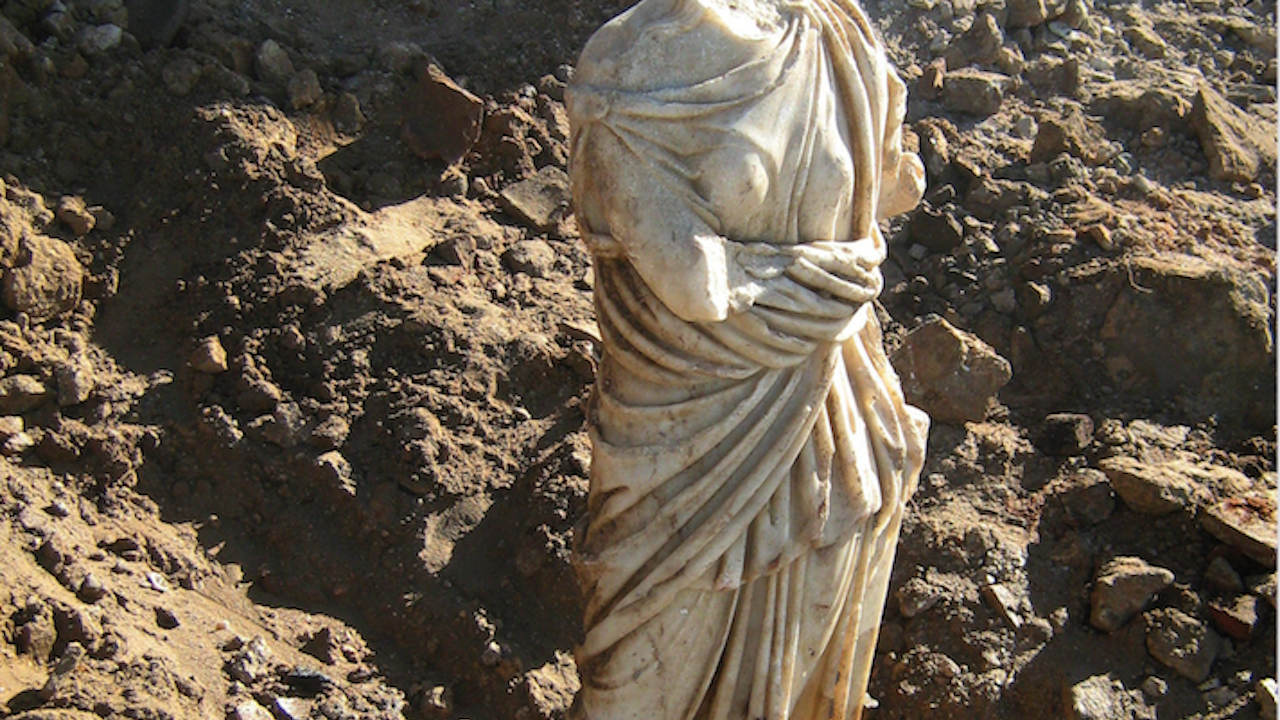 Откриха скрити мраморни статуи в тайните тунели под Античния Пловдив