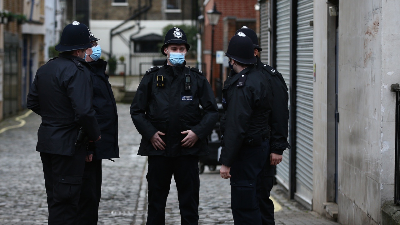 Въоръжен мъж бе застрелян от полицаи в Лондон