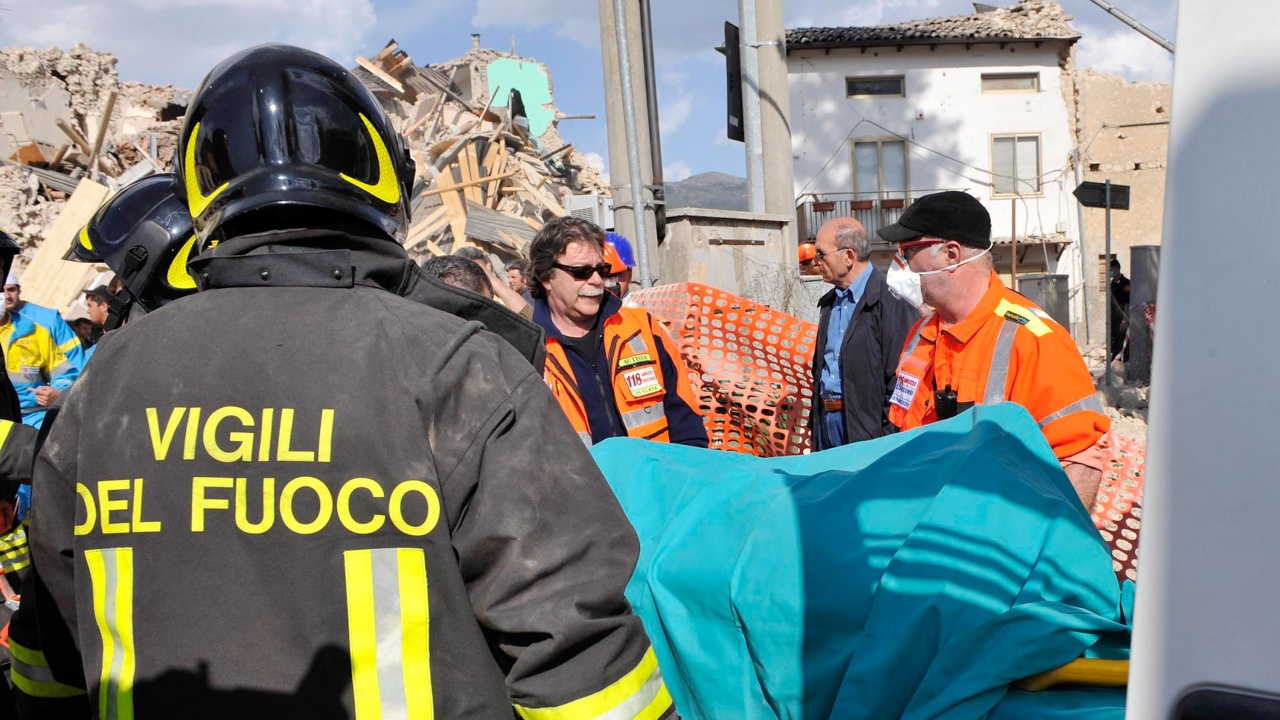 Четирима души загинаха при срутването на жилищна сграда в Сицилия