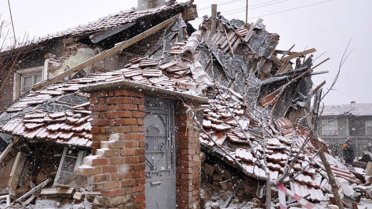 Къща в село Стойките е рухнала заради пороите в Смолянско