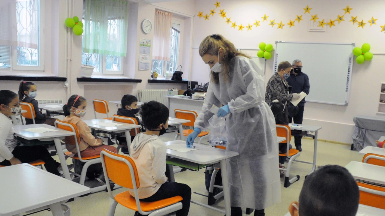 Общо 53 процента са ваксинираните български учители а още поне