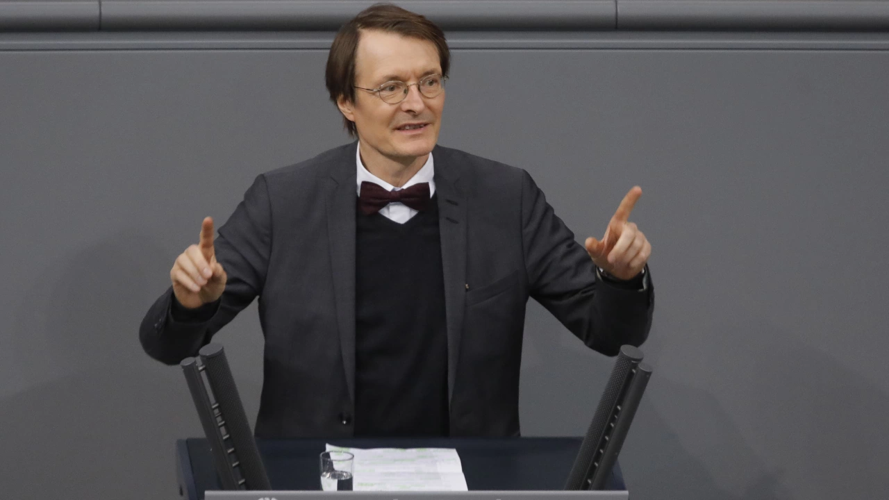Видният епидемиолог Карл Лаутербах на главната снимка от Германската социалдемократическа