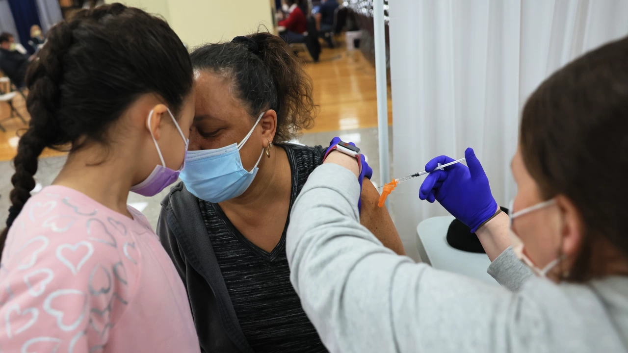 Властите на Ню Йорк разшириха вчера обхвата на задължителната ваксинация