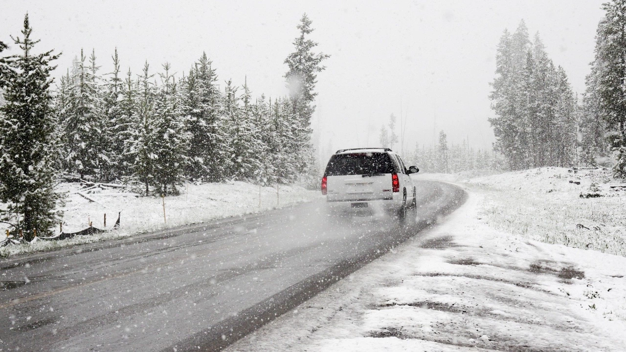 Интензивен е снеговалежът на Петрохан във Враца и Монтана валежите