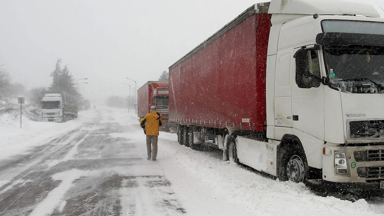 Снегът затруднява движението по основните пътни артерии в Западна България