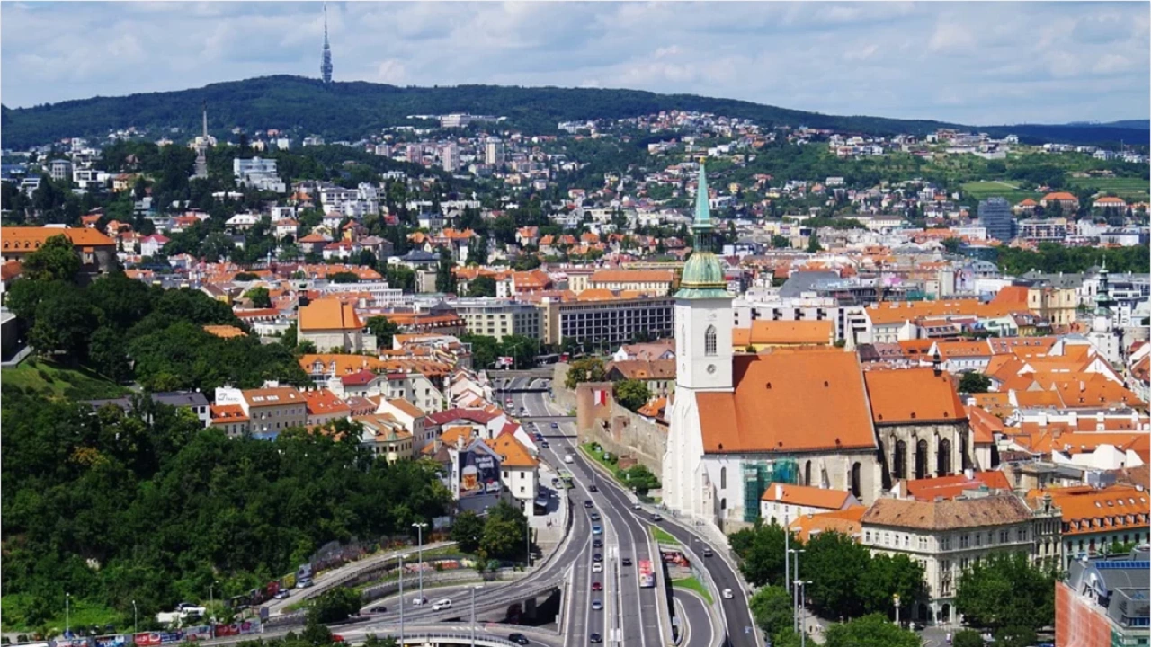 Словакия отваря от утре магазините за несъществени стоки както и