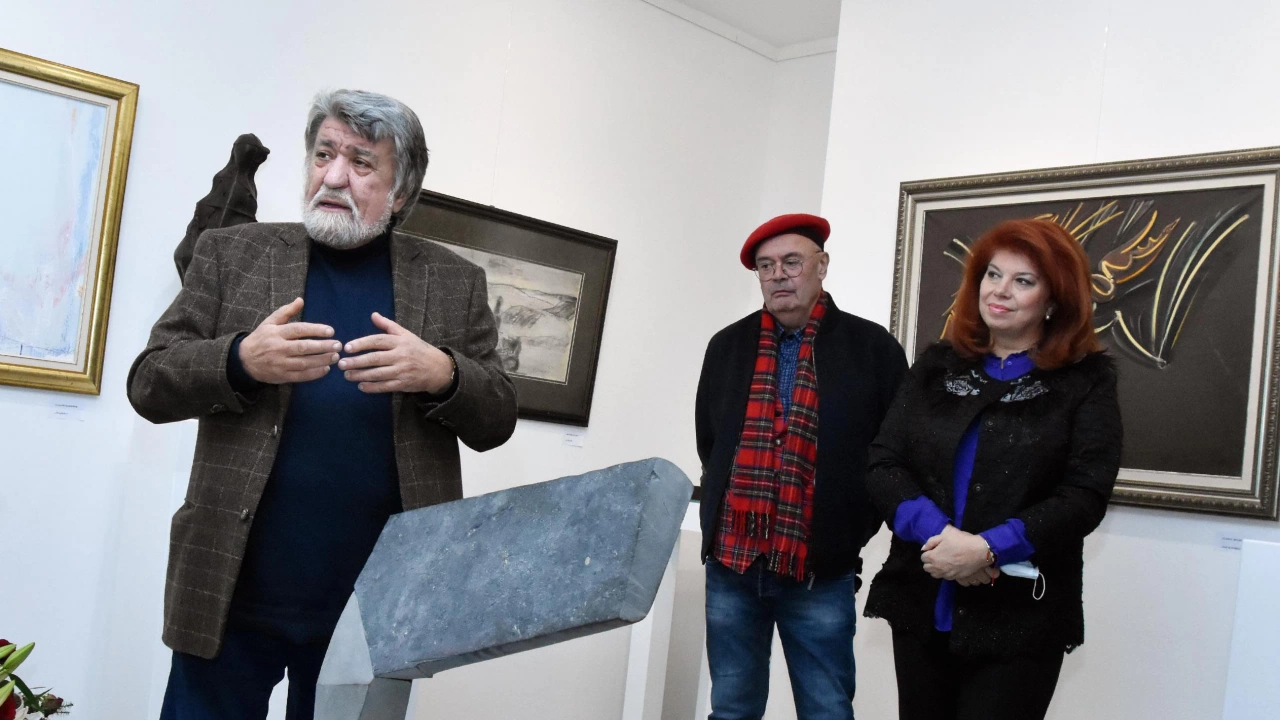 Вежди Рашидов Вежди Рашидов е български скулптор министър на културата