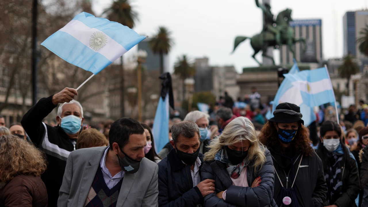 Десетки хиляди аржентинци протестираха вчера срещу предоговарянето на дълга което