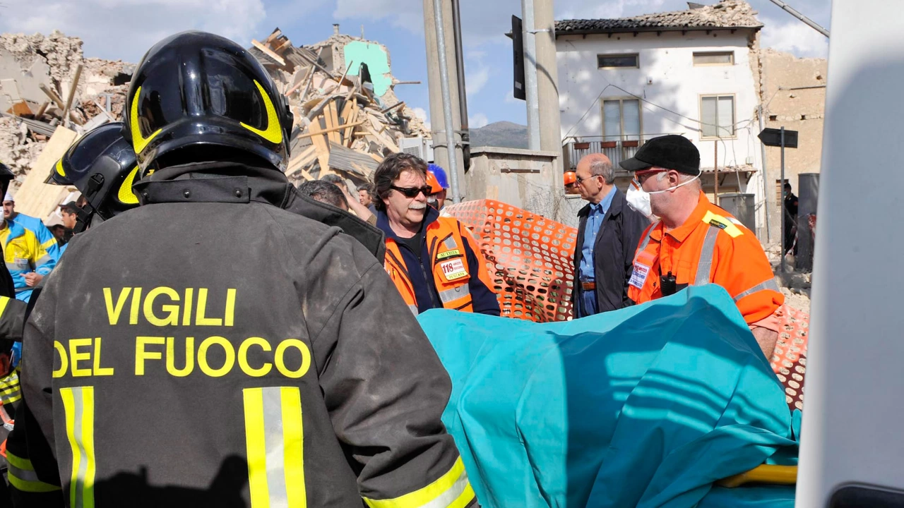Четирима души са загинали при срутването на жилищна сграда в