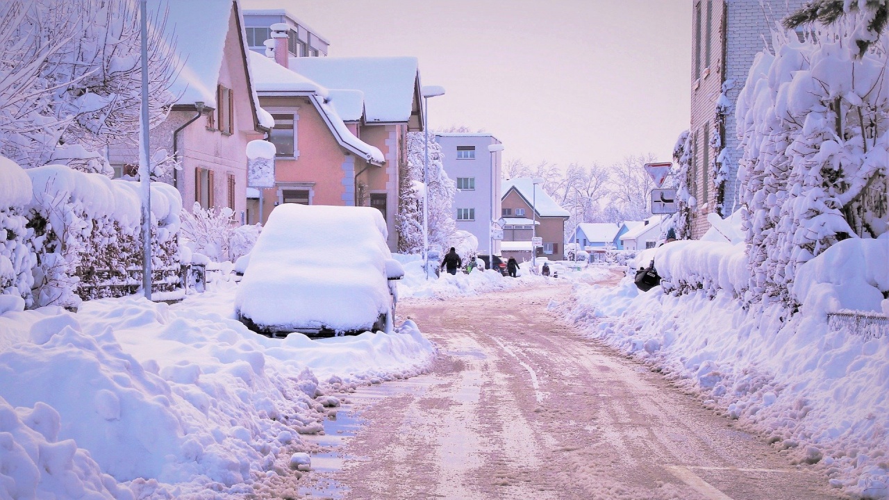 Силен сняг предизвика хаос в Сърбия, като затрудни пътното движение,