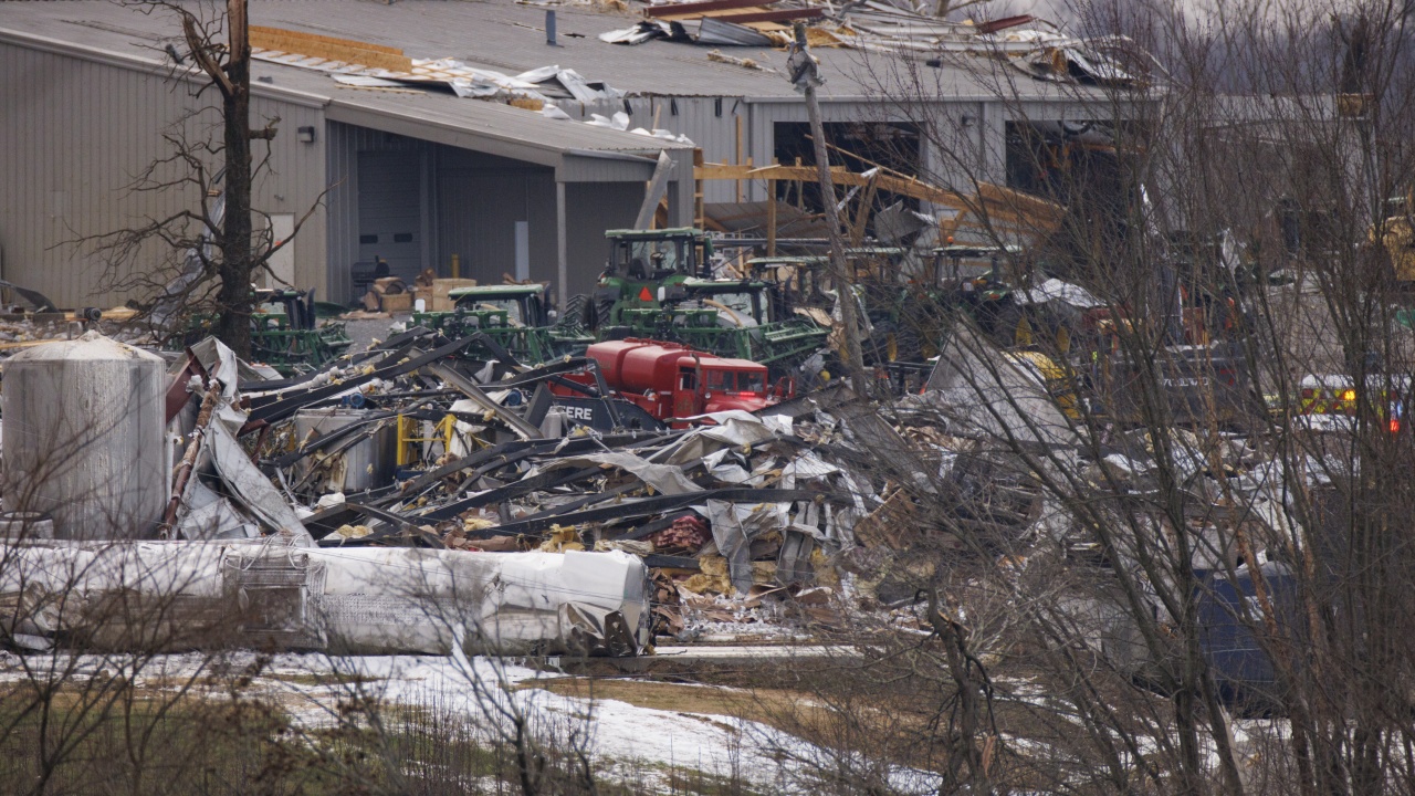 Осем жертви във фабрика за свещи в Кентъки, връхлетяна от мощно торнадо