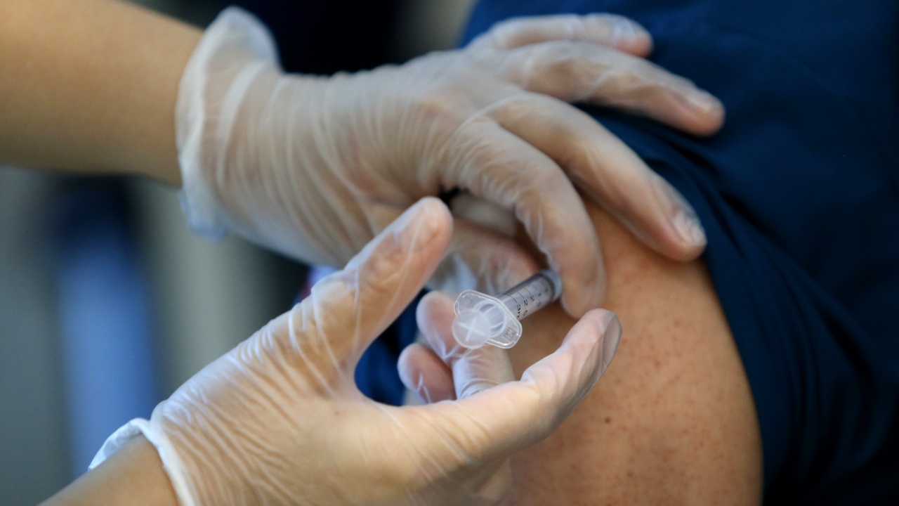 Две дози от ваксината на Пфайзер/Бионтех изглежда дават 70 процента