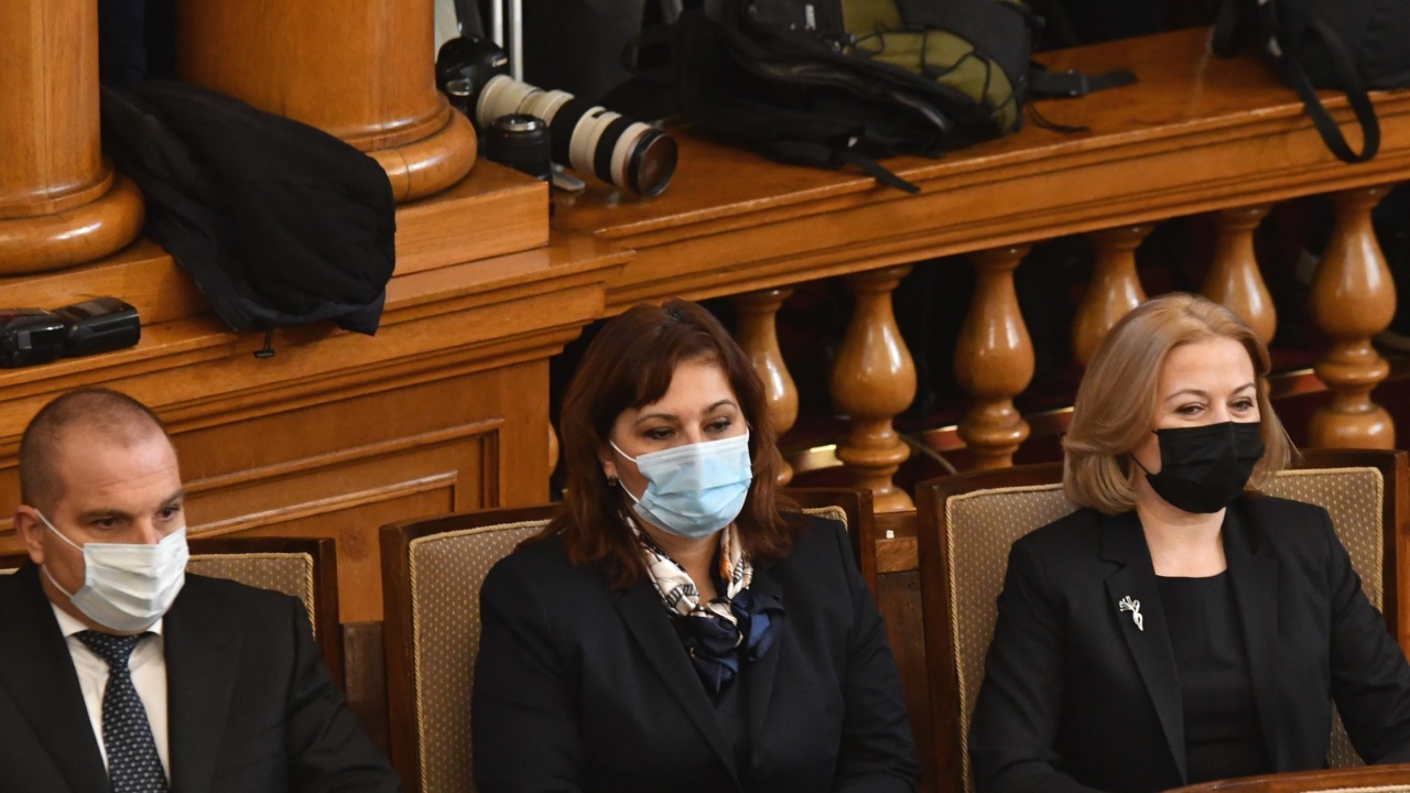 Изслушват здравния министър Асена Сербезова в парламента