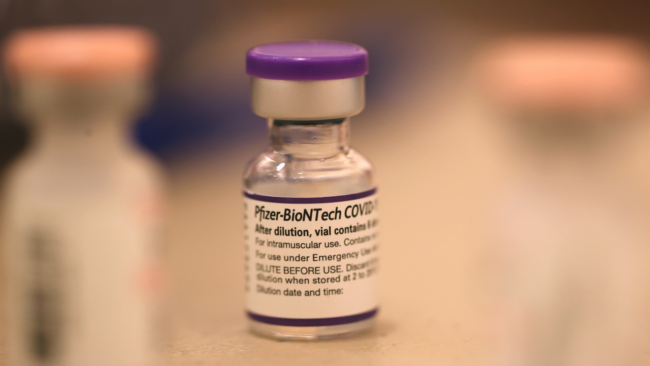 ЕС ще поръча на "Пфайзер" адаптирана към щама Омикрон ваксина срещу COVID-19