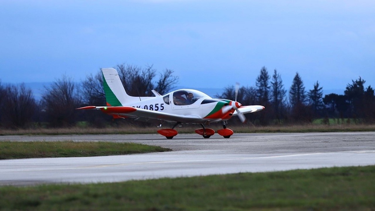 Четвъртият самолет „Злин“, предназначен за обучение на млади пилоти, кацна на летище Долна Митрополия