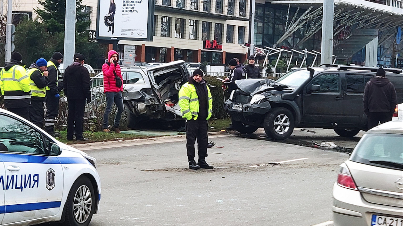Тежка катастрофа с четири коли в София, 3-годишно дете е пострадало
