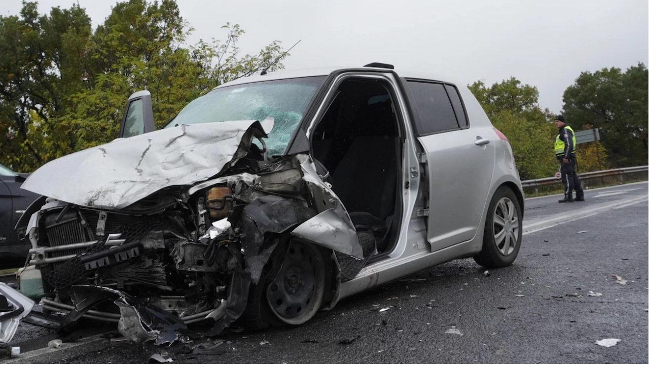 Тежка катастрофа между румънски ТИР и лека кола във Враца прати четирима в Болница