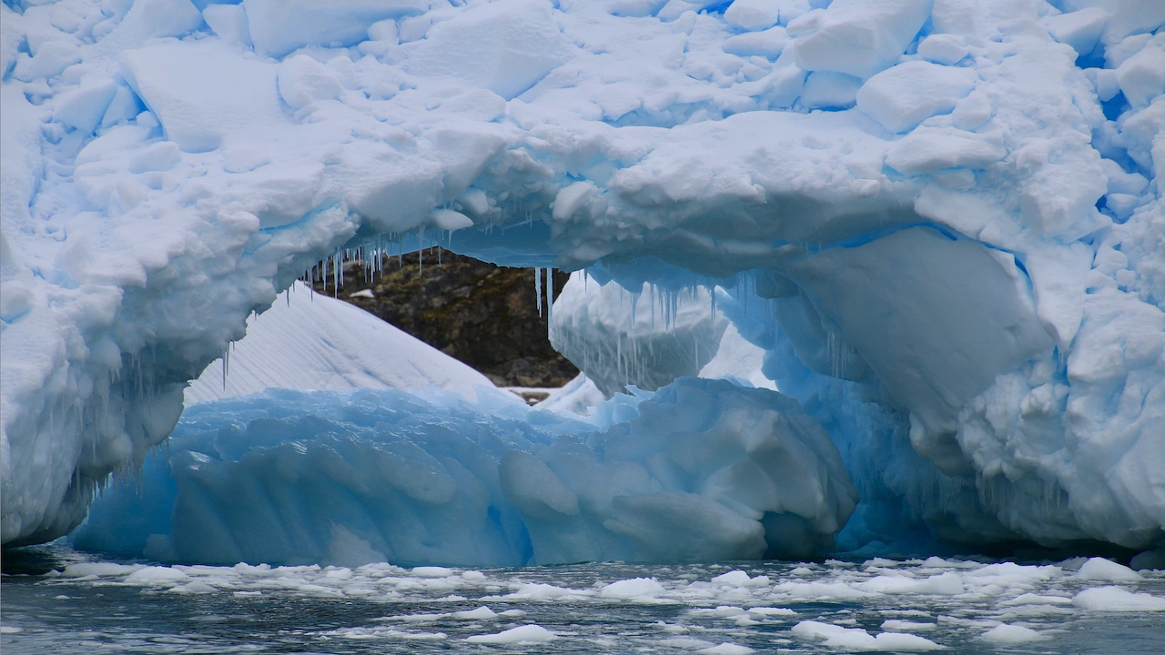 Учени предупредиха за драматични промени в антарктически ледник Туейтс през