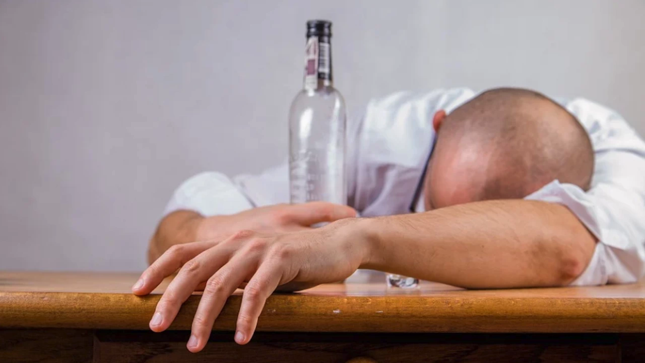 Десет души са се отровили с фалшив алкохол на различни