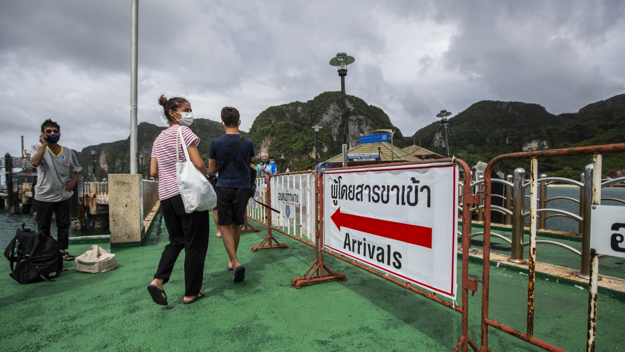 Тайланд възобновява задължителната карантина заради тревога с Омикрон