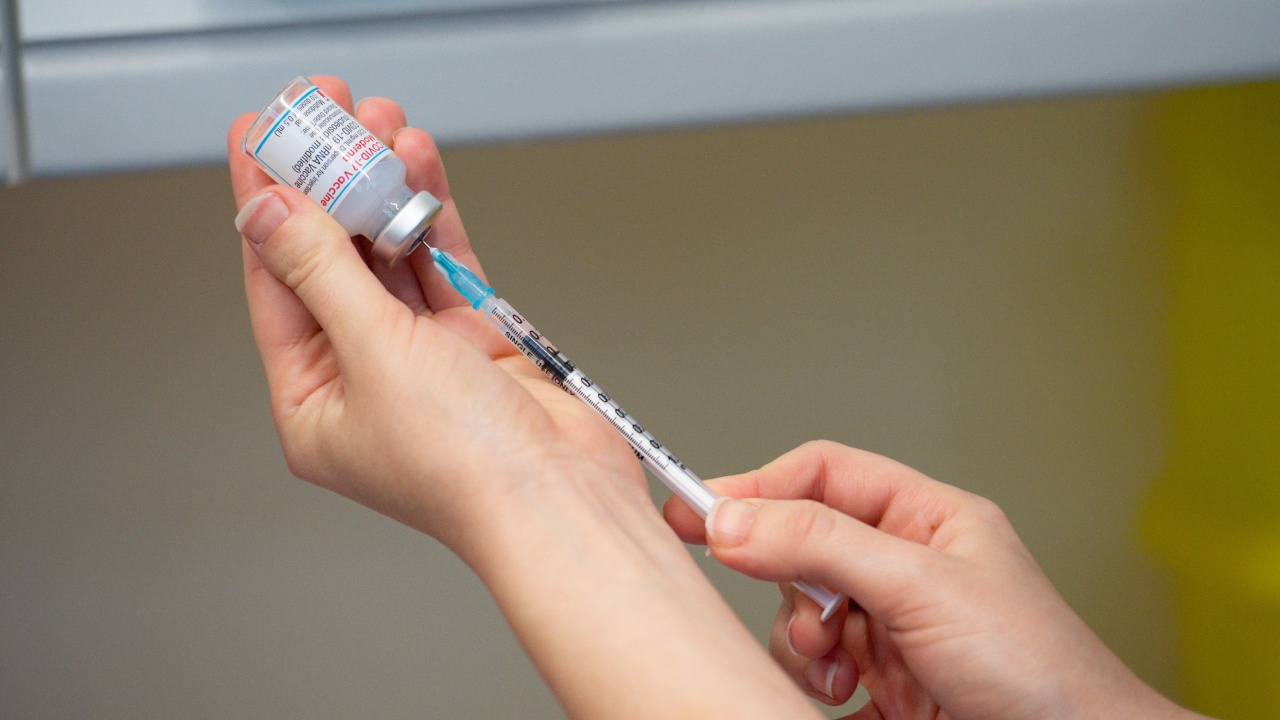 EMA все още не е сигурна дали са нужни корекции на COVID ваксините за варианта Омикрон