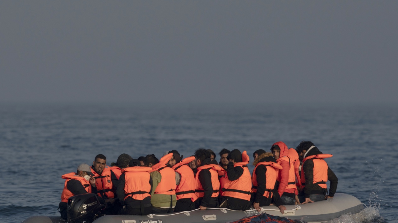 Десетки изчезнали след потъването на лодка с мигранти край остров в Гърция