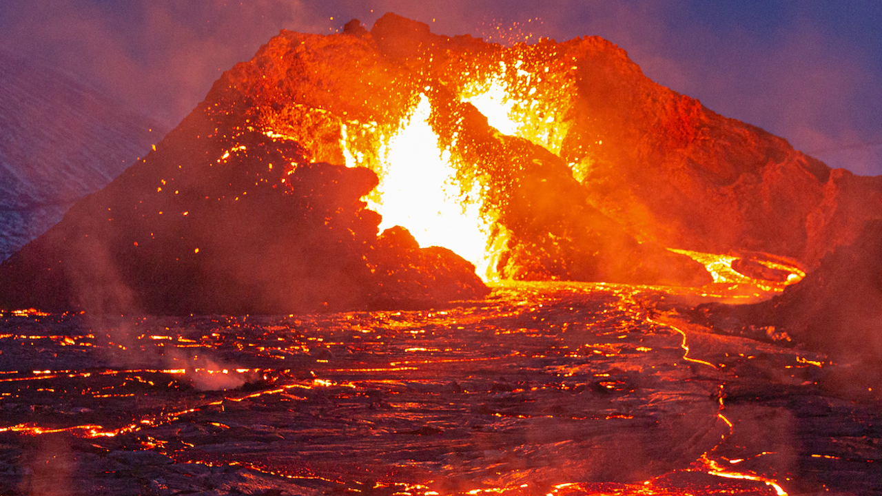 Две вулканични изригвания почти по едно и също време на екзотични места