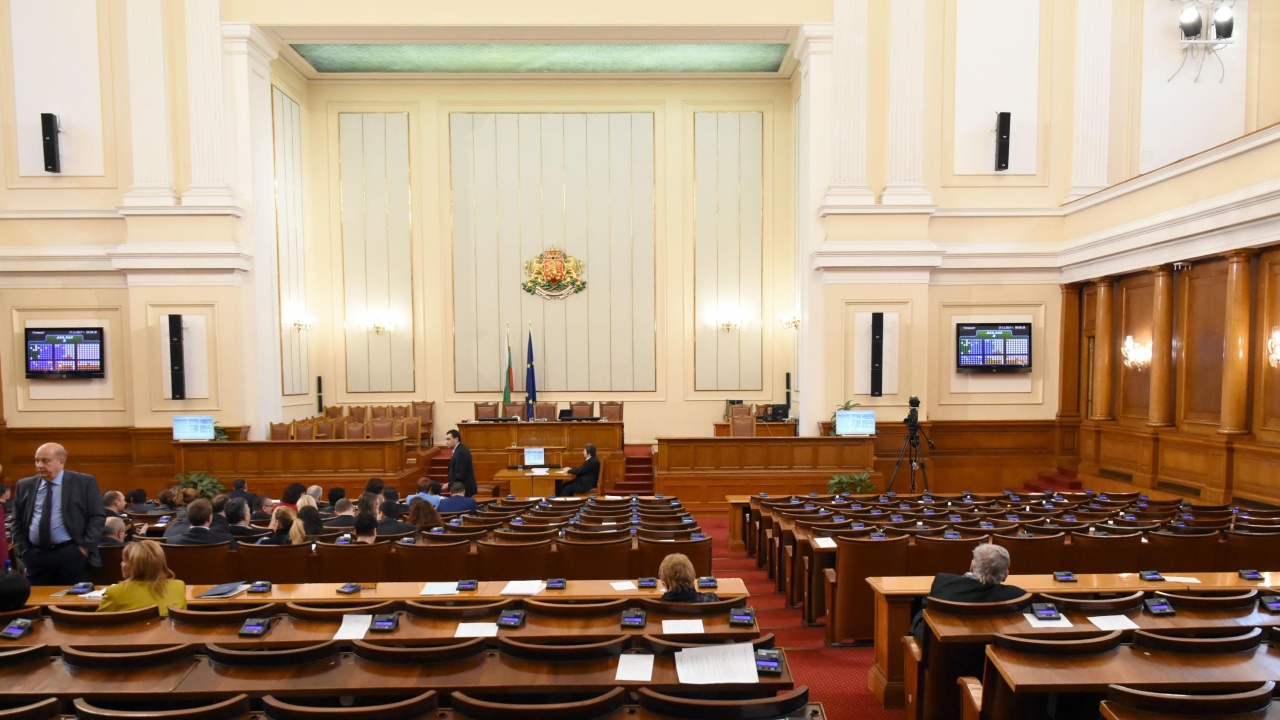 Депутатите удължиха срока на намаленото ДДС за някои сектори