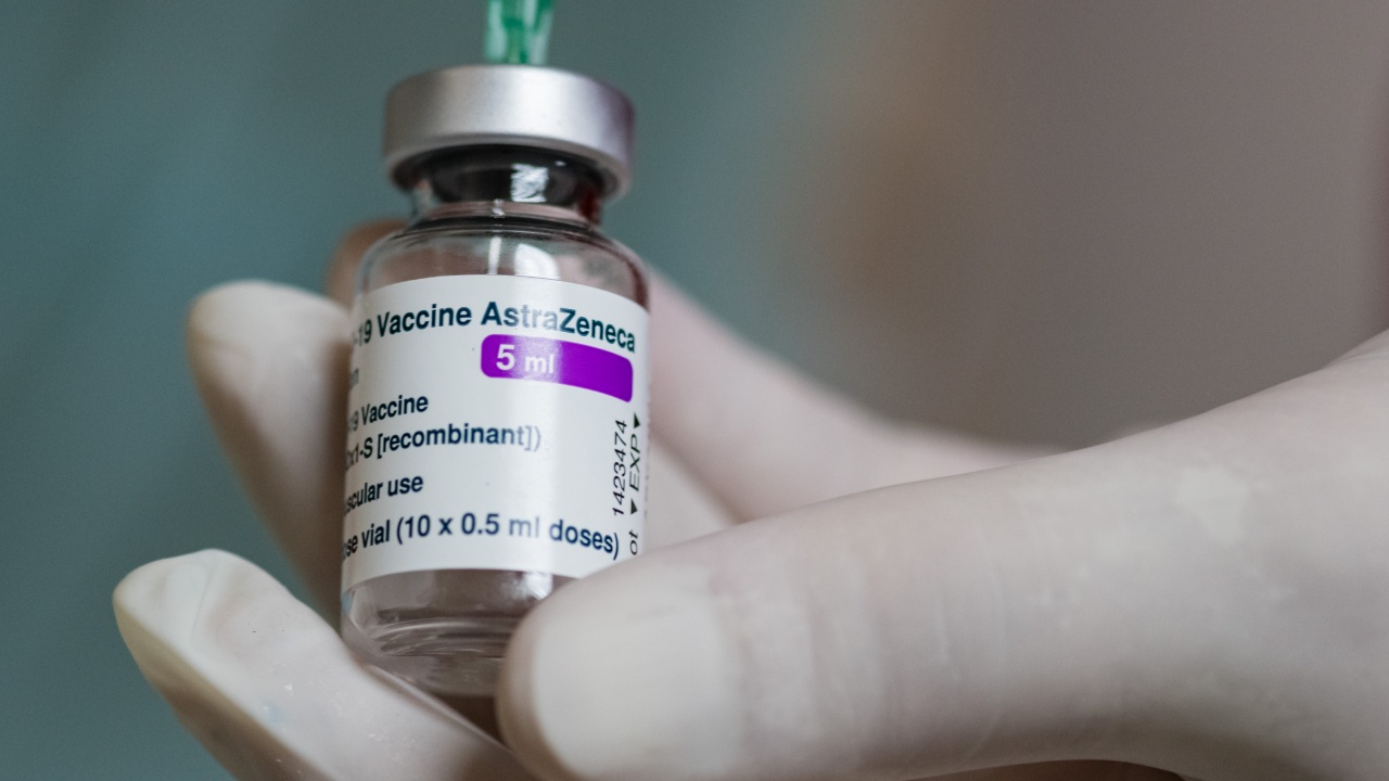 Трета доза от ваксината на "АстраЗенека" предпазва от варианта Омикрон