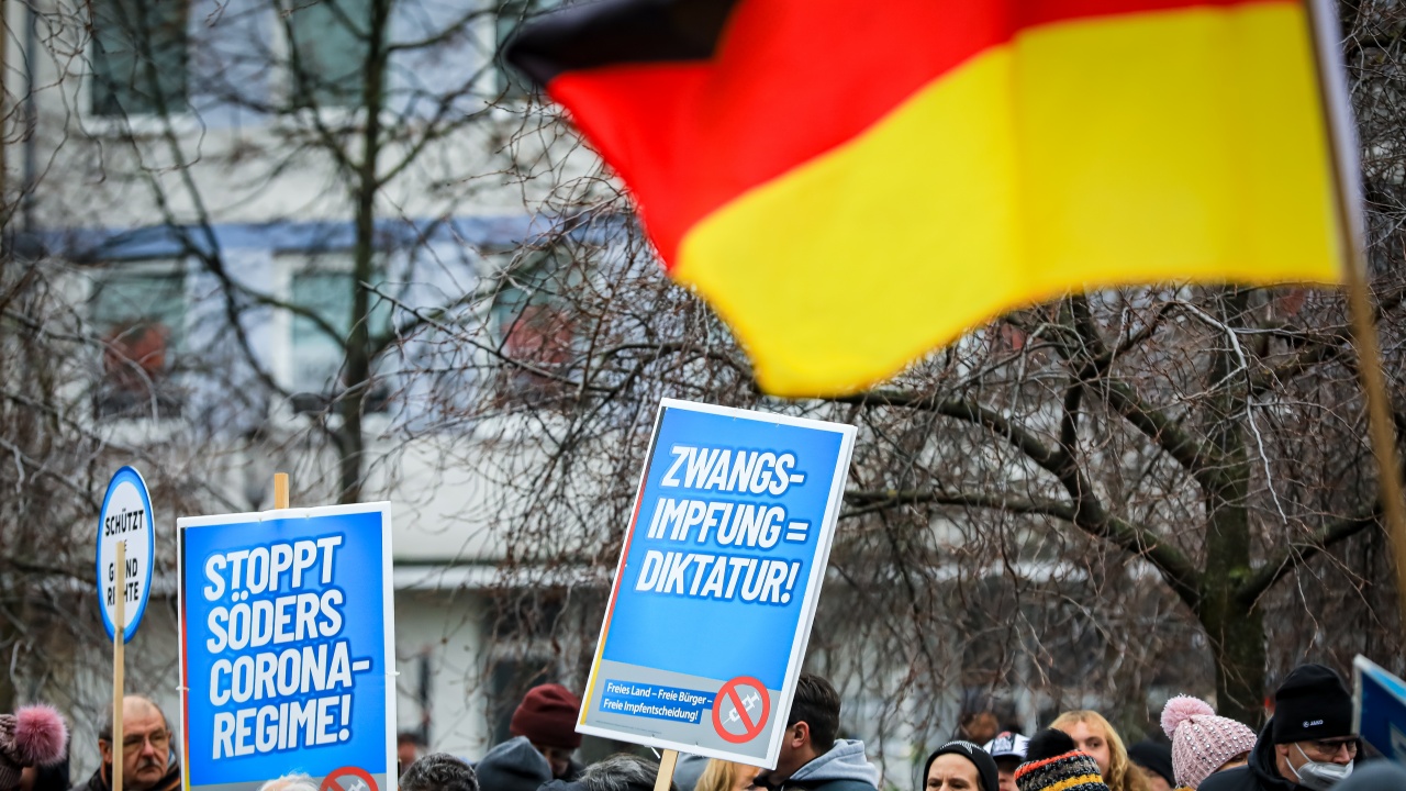 Сблъсъци на протест срещу COVID мерките в Мюнхен, полицията използва лютив спрей и палки