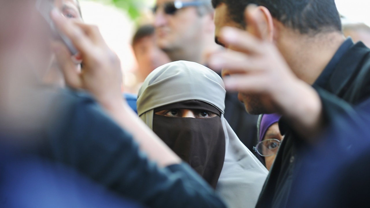 Талибаните наредиха на шофьорите на таксита: Не качвайте жени, които не носят хиджаб