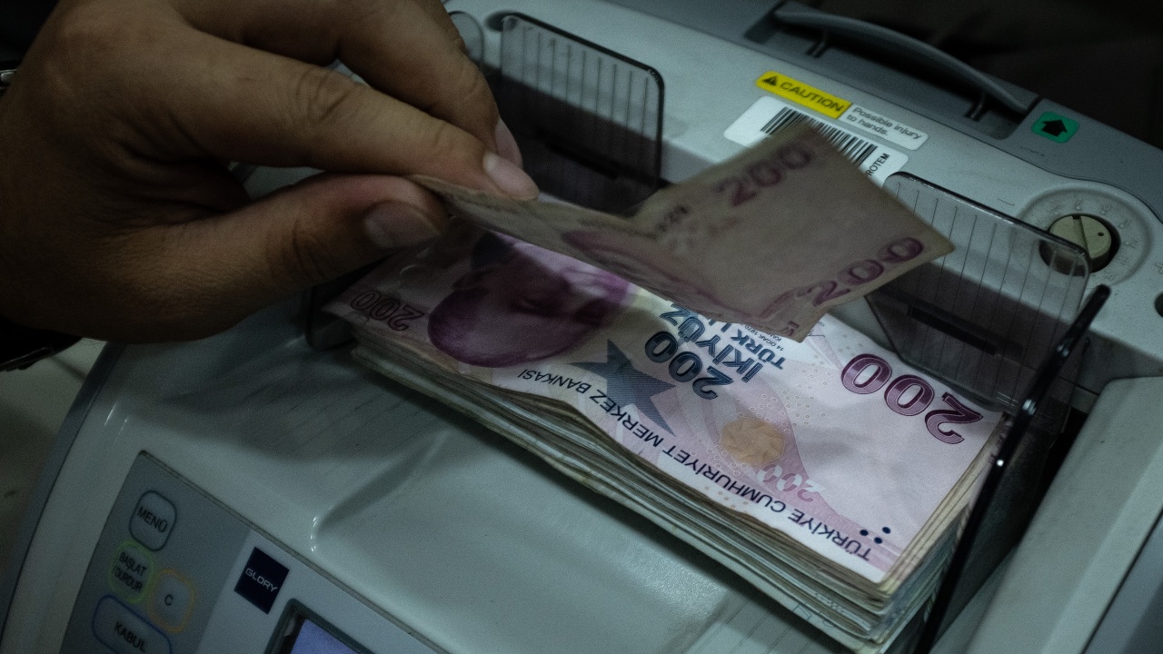 Турската лира поевтиня с над 2%