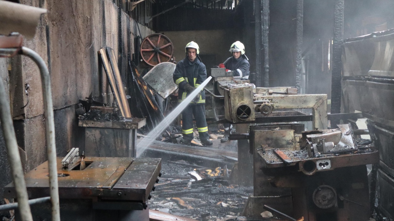 Бездомни предизвикаха пожар в изоставена сграда в Русе