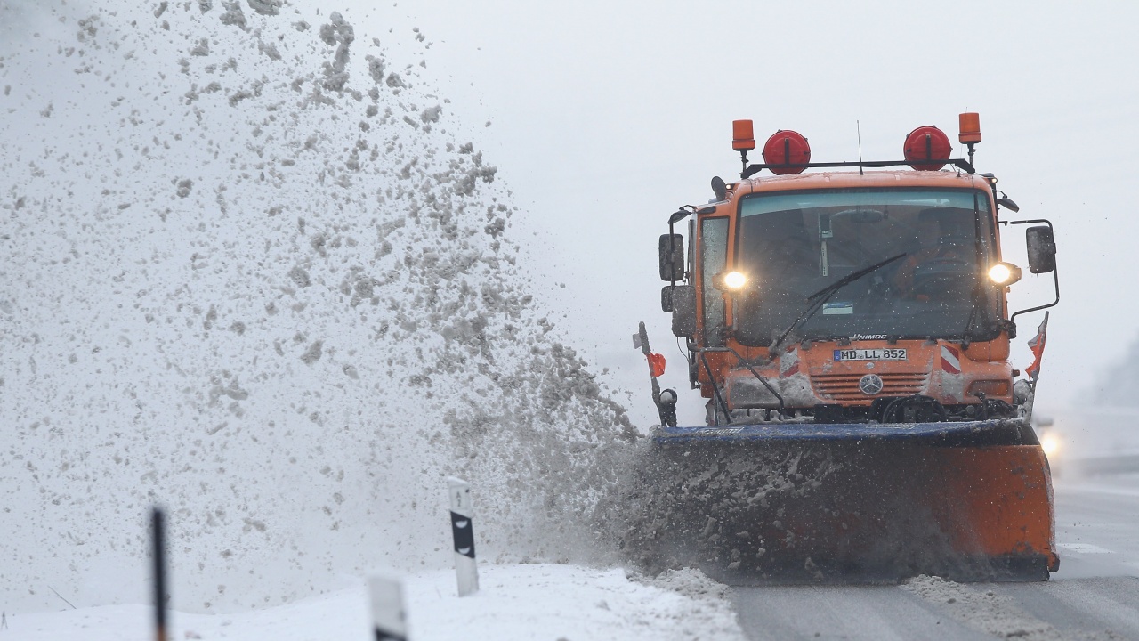 250 снегорина чистят пътищата в страната