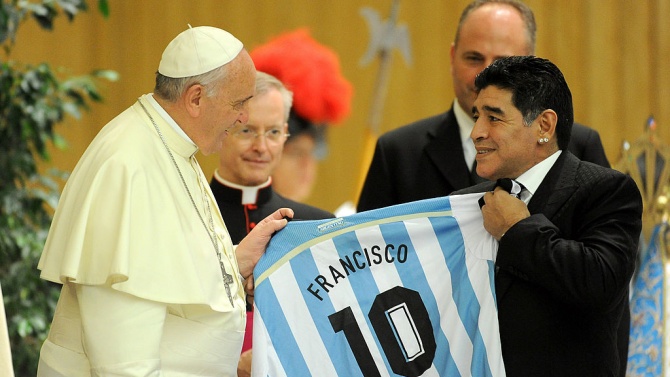 Папата: Марадона беше поет на терена