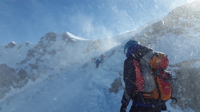 Пет инцидента с туристи край връх Ботев за ден, има загинал и тежко ранени