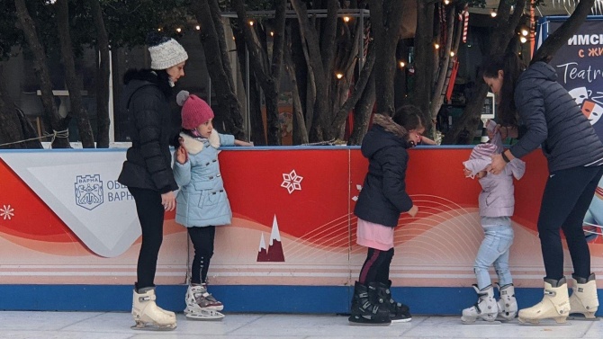 Безплатна ледена пързалка с изкуствен лед зарадва варненци по празниците