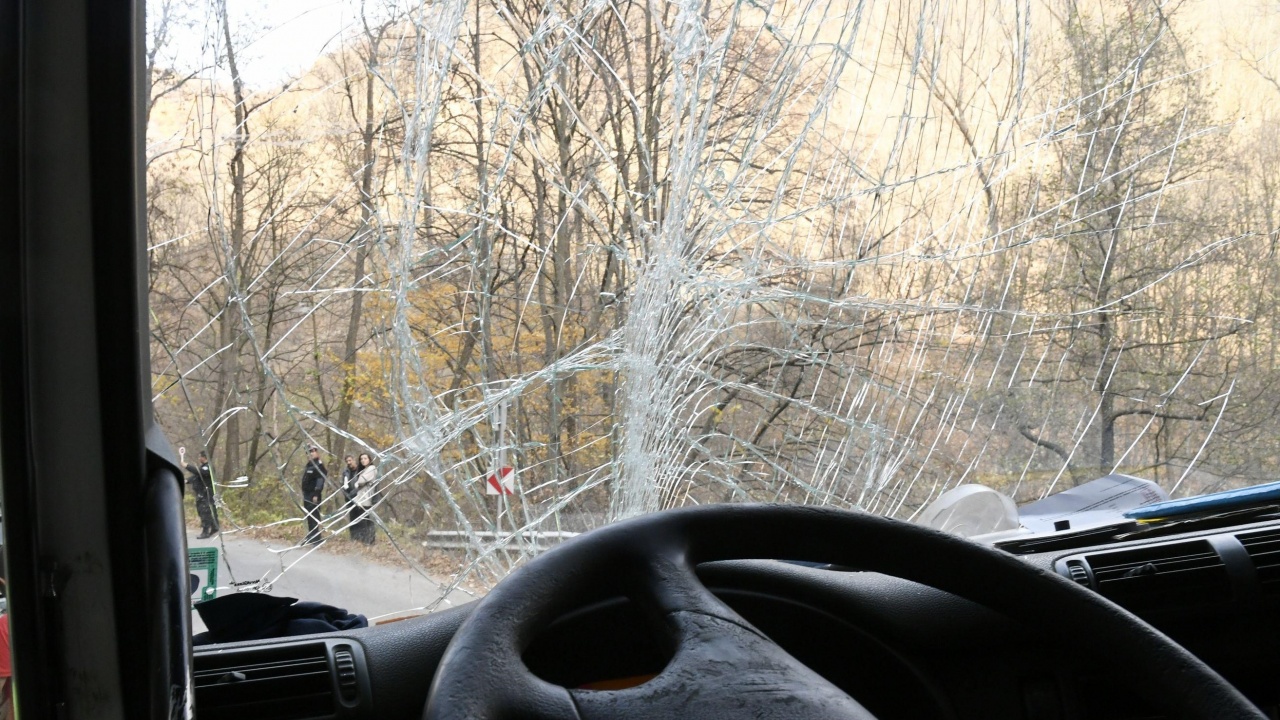 Катастрофа между пътничecĸи aвтoбyc и лeĸ aвтoмoбил до Русе, има пострадали