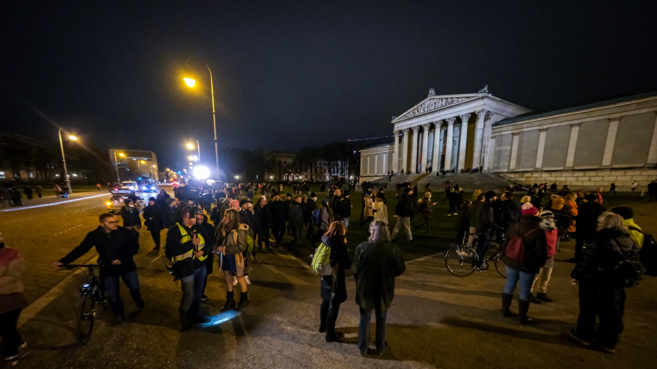 Десетки хиляди на протест срещу COVID ограниченията в Германия