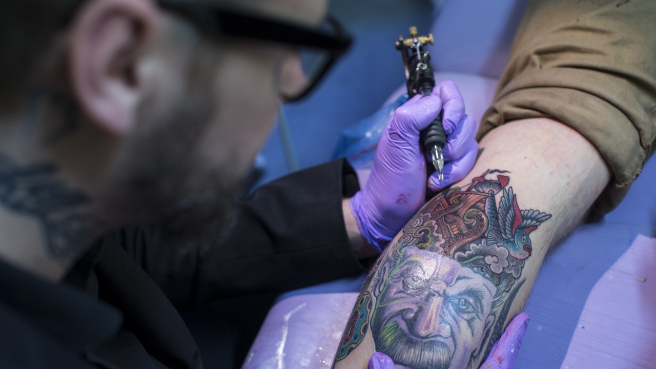 ЕС забранява някои от химикалите в татуировките