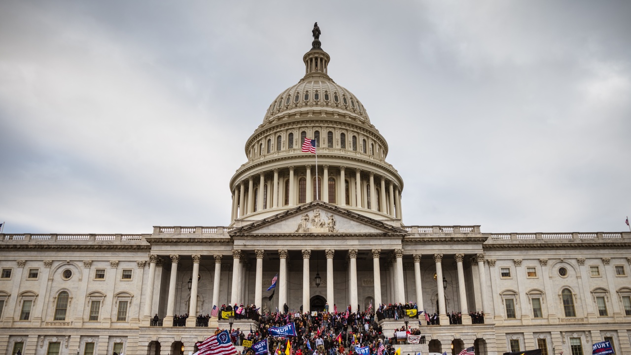 Година след щурма срещу Капитолия американците продължават да се тревожат за демокрацията си