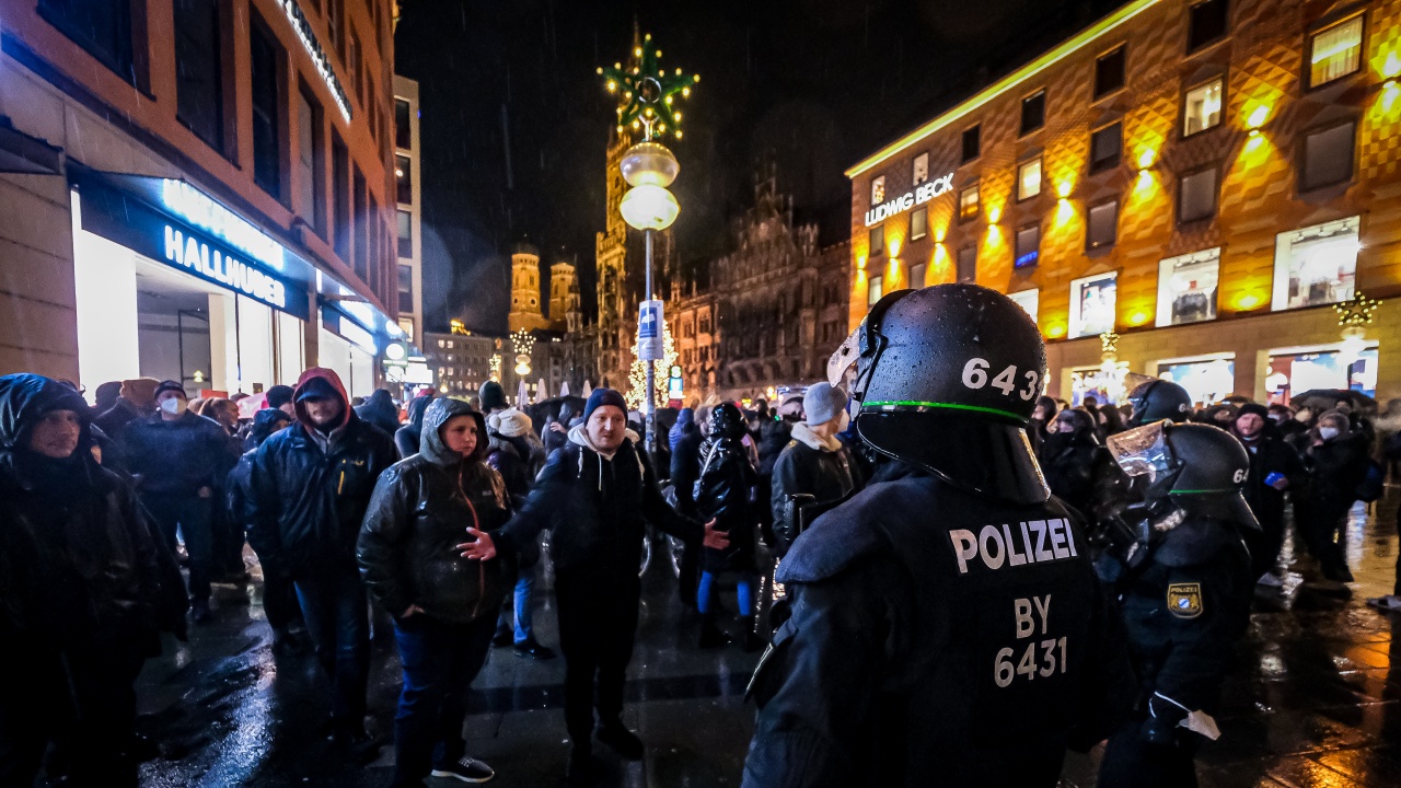 Около 3000 души протестират в Мюнхен срещу ковид регулациите