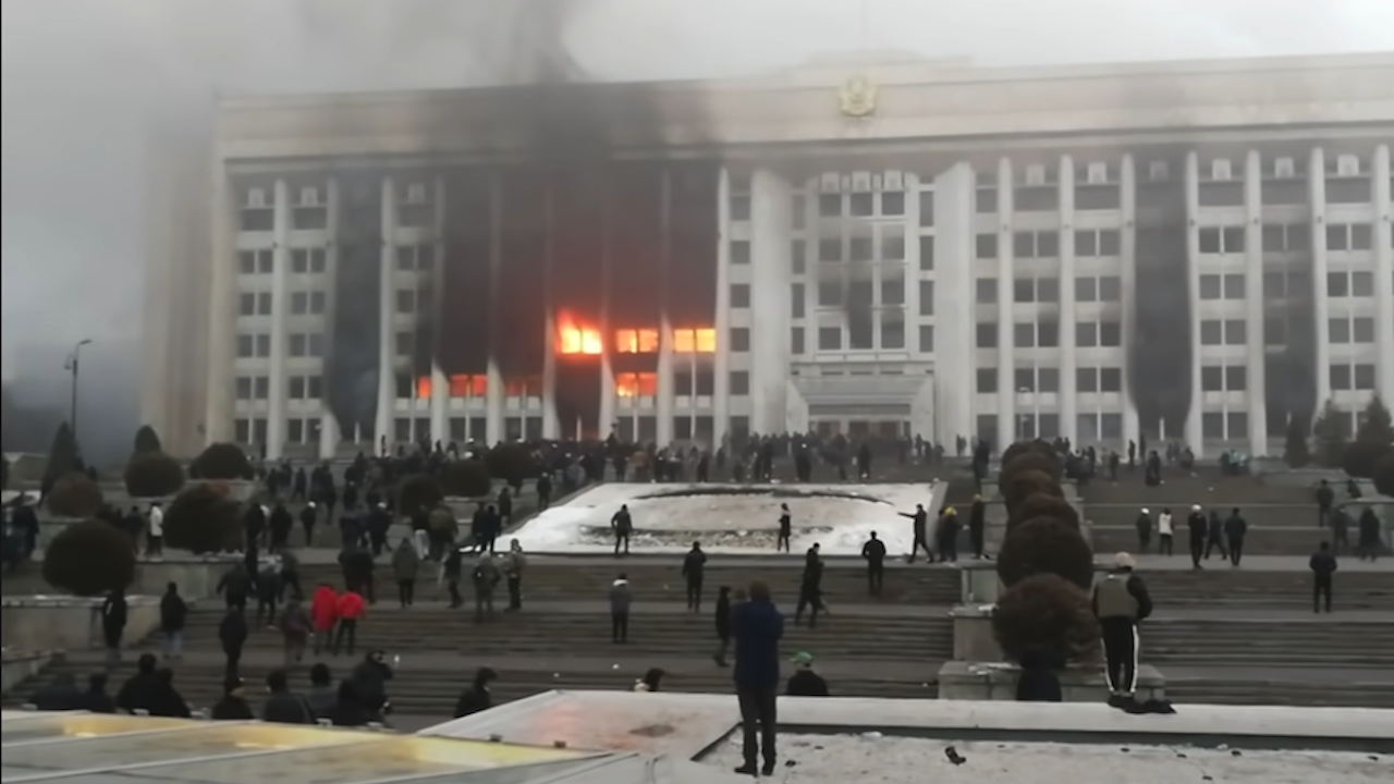 В центъра на Алмати още се чува стрелба, очевидци потвърждават, че има убити