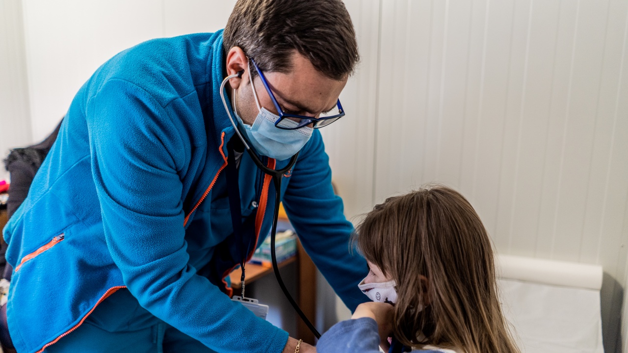 В шест лечебни заведения в София ще ваксинират деца