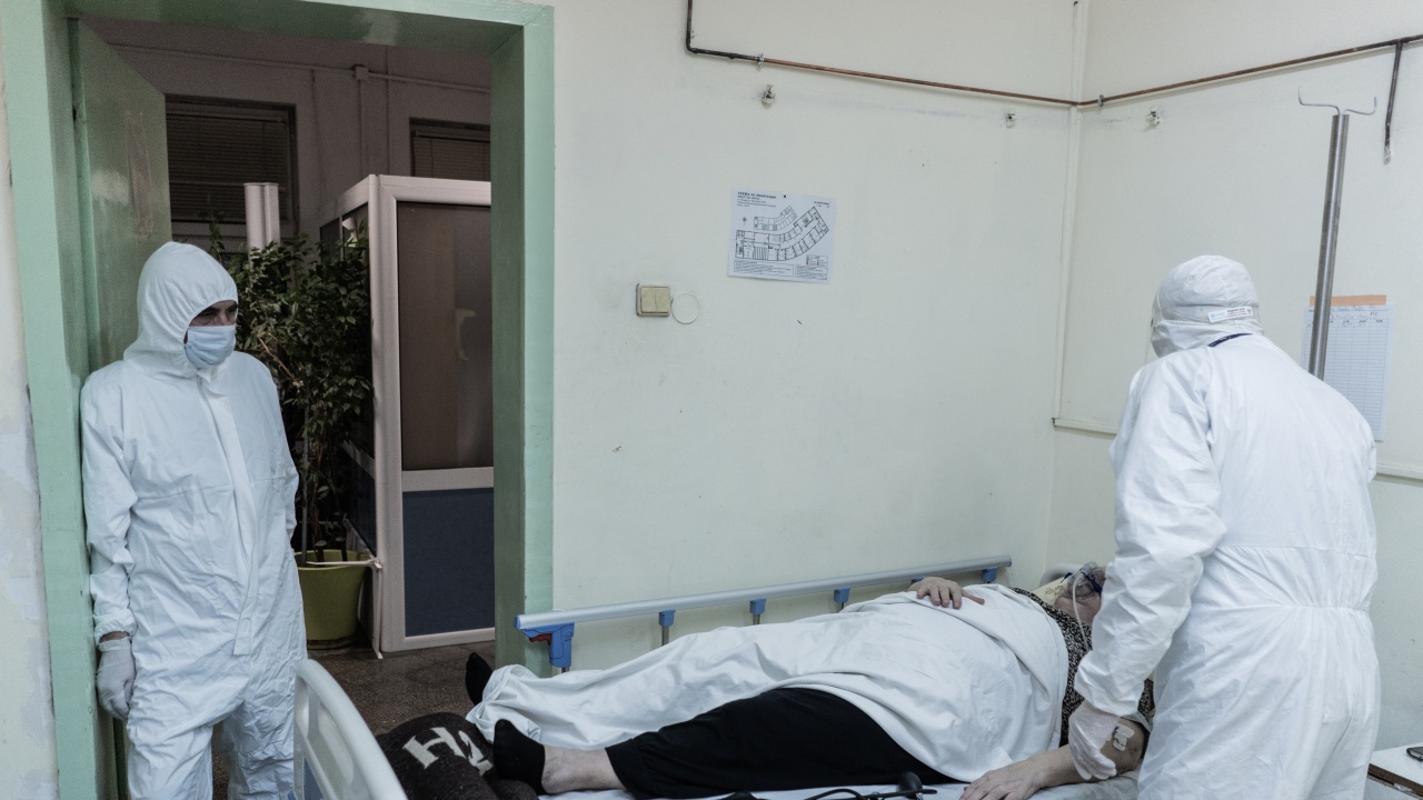 COVID-19 в България: Броят на починалите остава висок