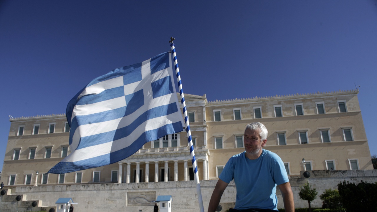  Намаляват валидността на документите на хората без трета доза в Гърция 