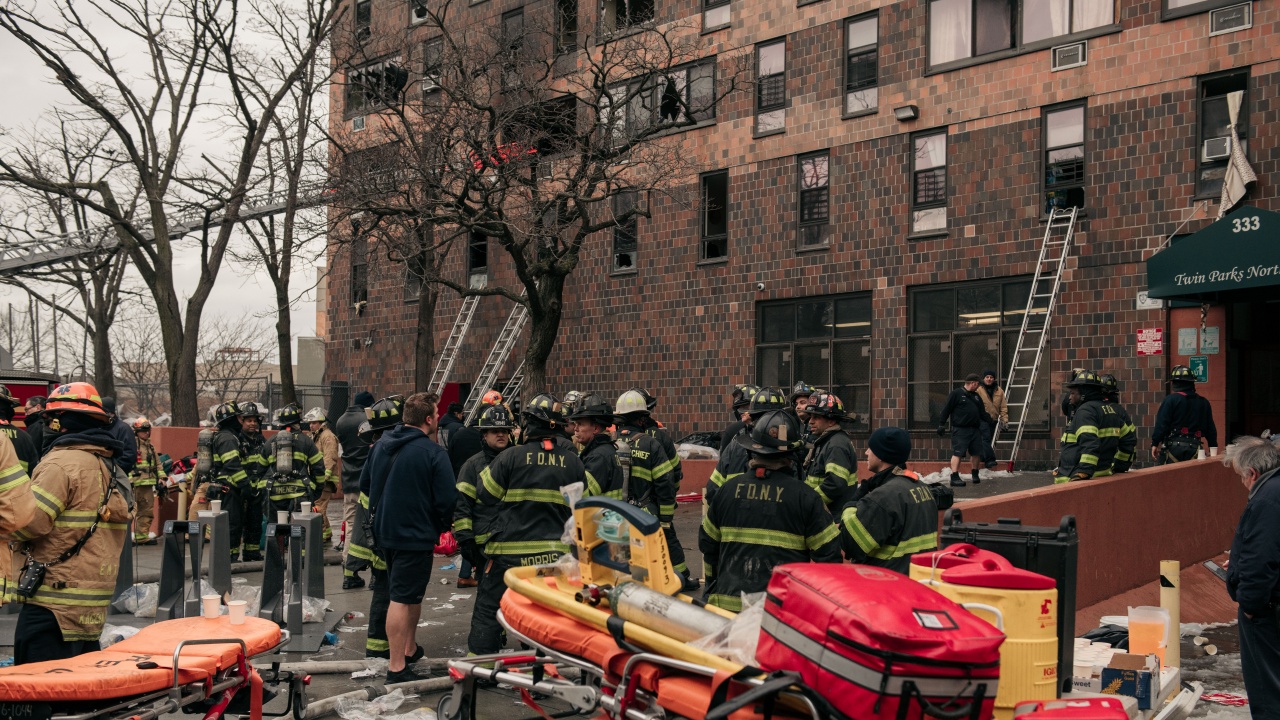 Дете загина, 50 души са ранени при огромен пожар в Ню Йорк
