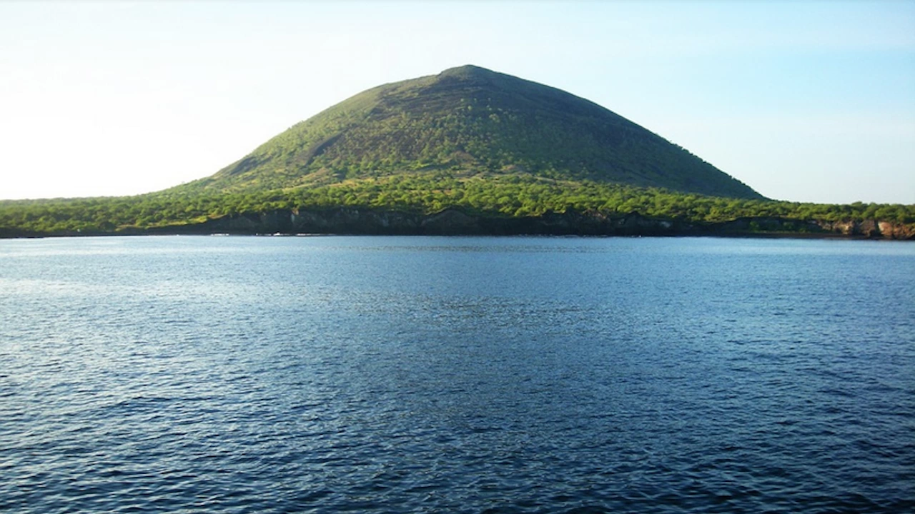 Най високият вулкан на островите Галапагос изригна като изхвърли лава и