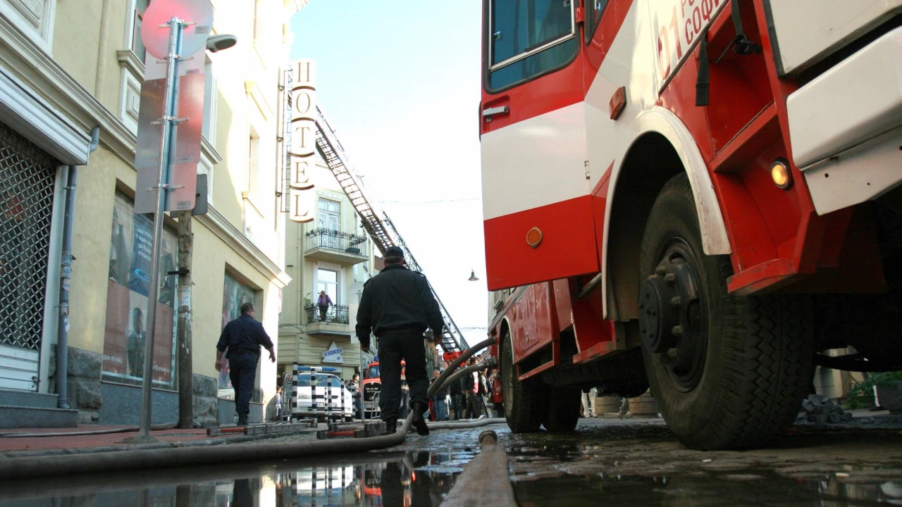 Пожар в сграда затрудни движението на трамваите по столичната улица